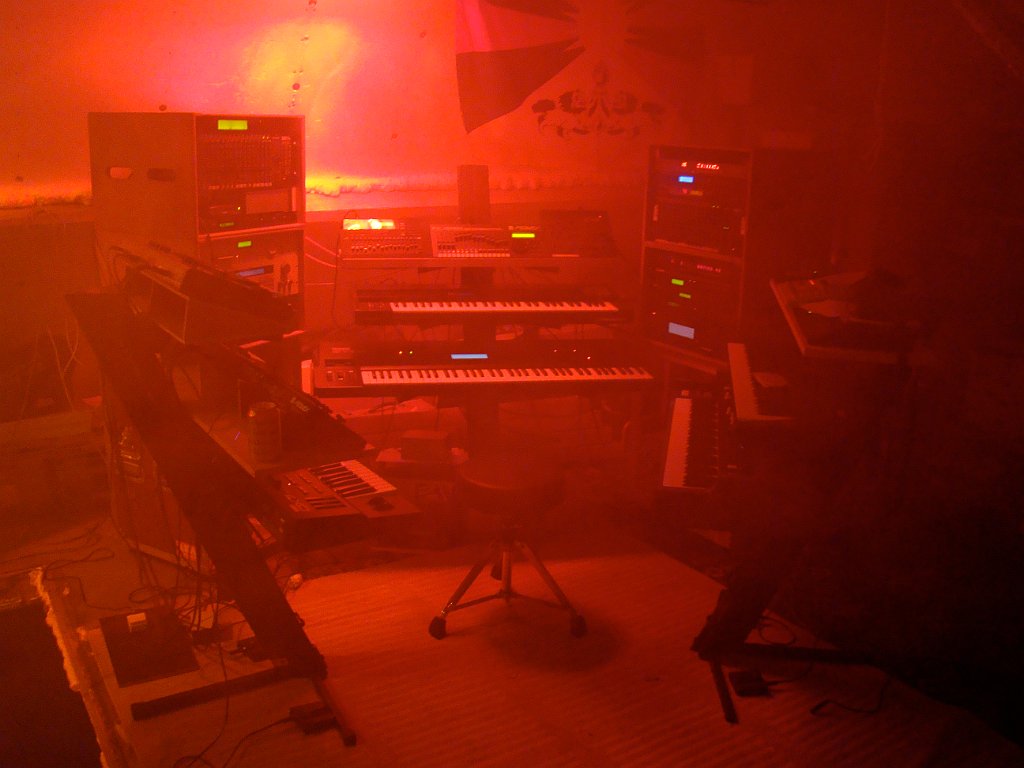 DSC02509.jpg - Le grenier MOX dans la fumée et les lasers