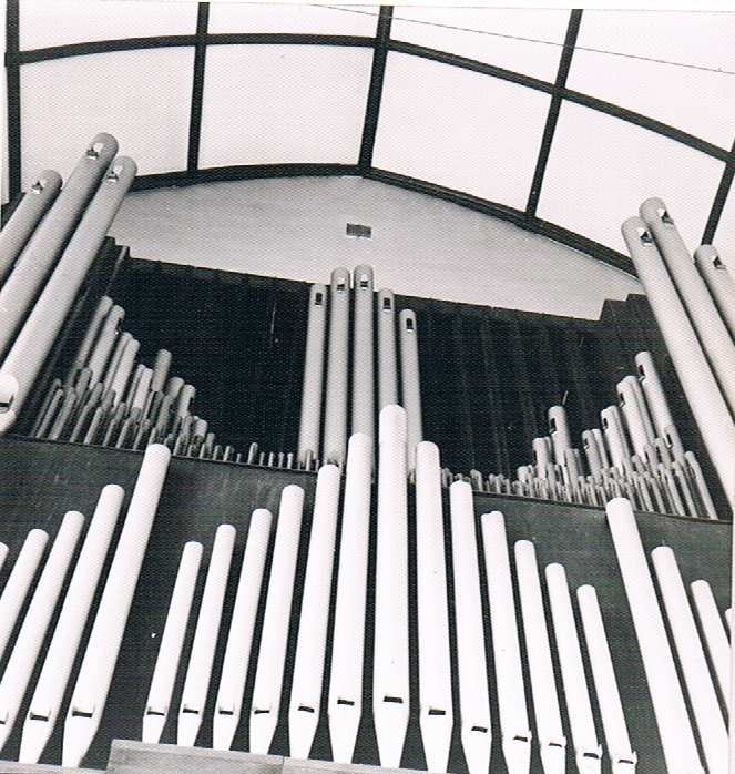 Numériser 23.jpeg - La façade de l'orgue du Collège en "fausse montre" où j'ai passé 6 années plus fourré à la console que dans mes cours !