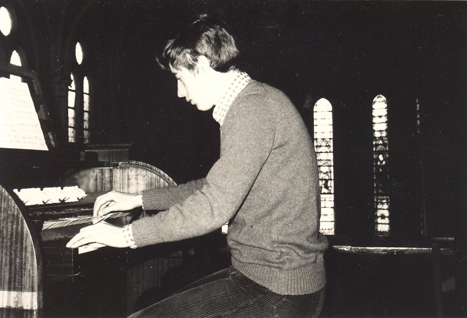 OrgueCollègeJo.jpg - A l'orgue de la chapelle du collège aujourd'hui disparue